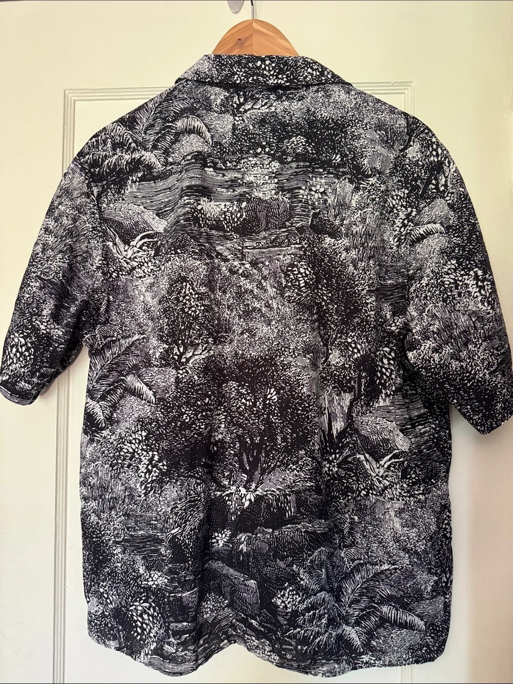 Banana Republic Black & White Scenic Print Short-Sleeve Button-Down Shirt sz Med